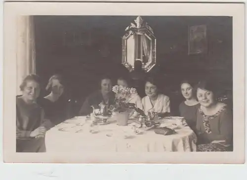(F15884) Orig. Foto junge Damen sitzen an Kaffeetafel 1925