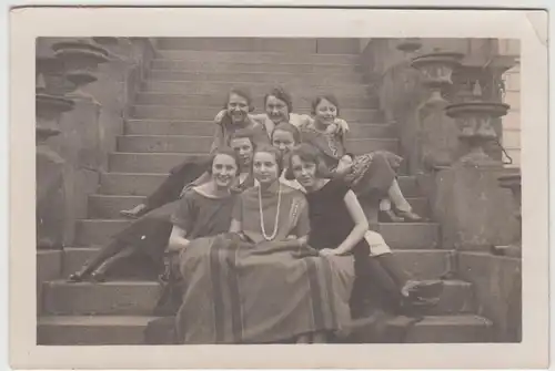 (F15882) Orig. Foto junge Damen, Gruppenbild auf einer Treppe 1925