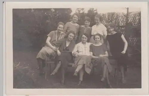 (F15881) Orig. Foto Damen, Gruppenbild im Garten 1925