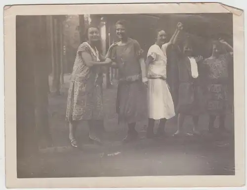 (F15878) Orig. Foto Damen in Kleidern stehen auf Baumstamm 1925