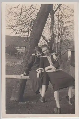 (F15874) Orig. Foto junge Damen sitzen auf Geländer 1924