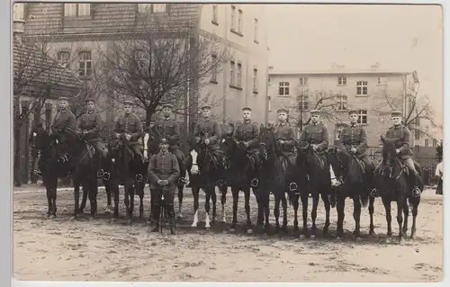(F15872) Orig. Foto 1.WK, deutsche Soldaten auf Pferden, Kasernenhof 1914-18