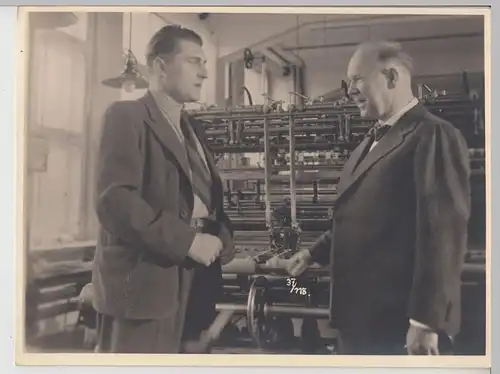 (F15870) Orig. Großfoto Herren vor einer Textilmaschine, RoGo Oberlungwitz? 1942