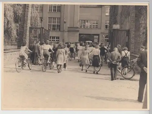 (F15865) Orig. Großfoto Oberlungwitz, RoGo, Werktätige strömen in Fabrik 1942