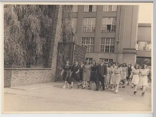 (F15864) Orig. Großfoto Oberlungwitz, RoGo, Werktätige strömen aus Fabrik 1942