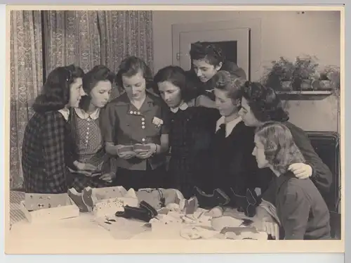 (F15862) Orig. Großfoto junge Damen mit Spielzeug, Schule, Lehrlinge 1942