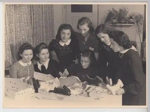 (F15861) Orig. Großfoto junge Damen mit Spielzeug, Schule, Lehrlinge 1942