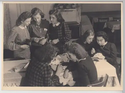 (F15860) Orig. Großfoto junge Damen mit Spielzeug, Schule, Lehrlinge 1942