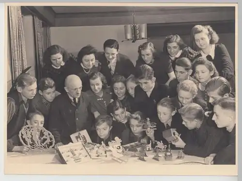 (F15859) Orig. Großfoto Kinder, Jugendliche mit Holzspielzeug 1942