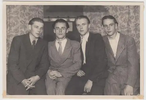 (F15851) Orig. Foto Herren beim Klassentreffen im Oberen Gasthof, Grüna 1950