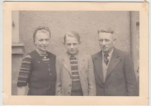 (F15846) Orig. Foto Personen vor Hauswand, Oberaus bei Meißen 1943