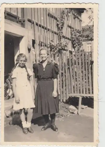 (F15842) Orig. Foto Frau u. Mädchen vor einem Wohnhaus in Meißen 1943