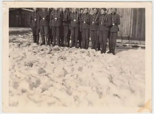 (F15835) Orig. Foto RAD-Lager 6/371 Lindenau / Sudeten, Männer m. Spaten 1943