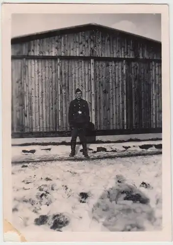 (F15830) Orig. Foto RAD-Lager 6/371 Lindenau / Sudeten, Mann vor Scheune 1943