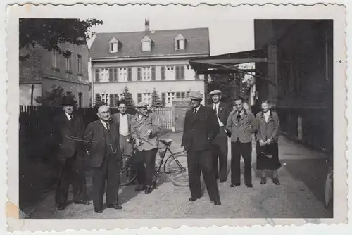 (F15826) Orig. Foto Personen stehen im Freien, in o. bei Chemnitz 1939