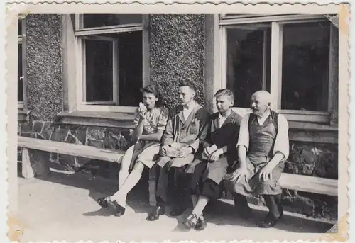 (F15825) Orig. Foto Personen sitzen auf Bank am Haus 1939