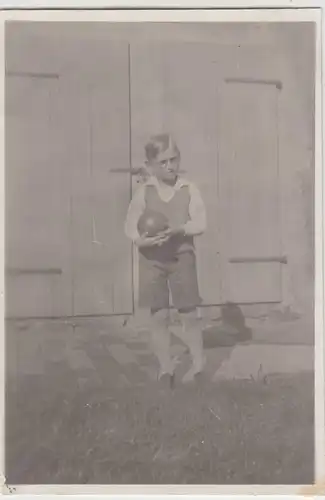 (F15815) Orig. Foto kleiner Junge mit Ball auf dem Hof 1930er