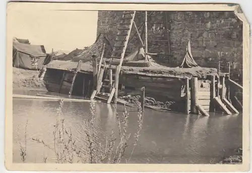 (F1581) Orig. Foto Feldlager, Tarnzelte am Ufer, 1940er