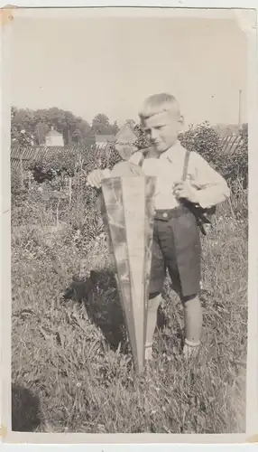 (F15799) Orig. Foto kleiner Junge mit Zuckertüte im Freien 1931