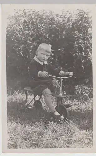 (F15798) Orig. Foto kleiner Junge sitzt auf dem Dreirad 1930er