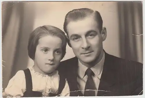 (F15795) Orig. Foto Porträt junger Mann und Mädchen, Johanngeorgenstadt 1950er