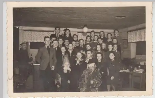 (F15789) Orig. Foto Personen z.T. in Verkleidung, Gruppenbild 1950er