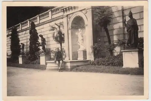 (F15788) Orig. Foto Potsdam Sanssouci, junger Mann im Sizilianischen Garten 1954