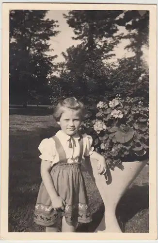 (F15769) Orig. Foto Mädchen Helga im Kleidchen an einem Blumengefäß 1954