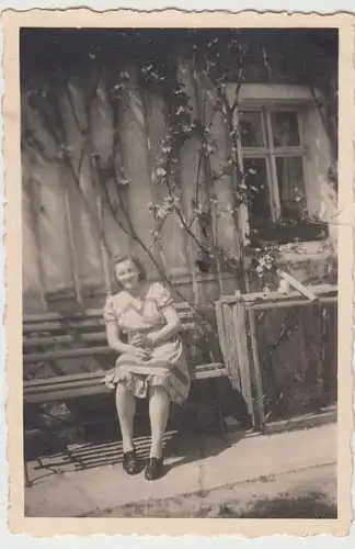 (F15766) Orig. Foto Frau sitzt auf Bank am Haus 1950er
