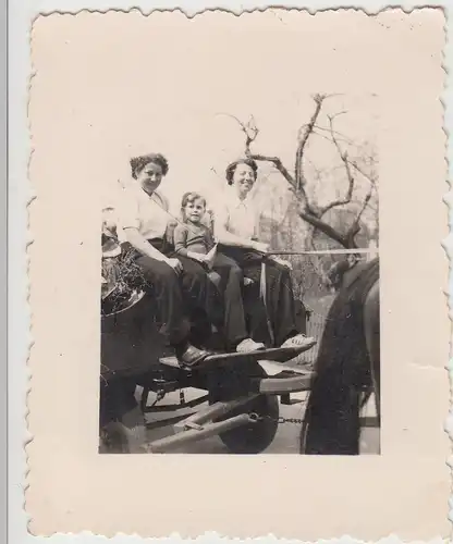 (F15765) Orig. Foto Frauen und kleiner Junge sitzen auf einem Pferdewagen 1950er