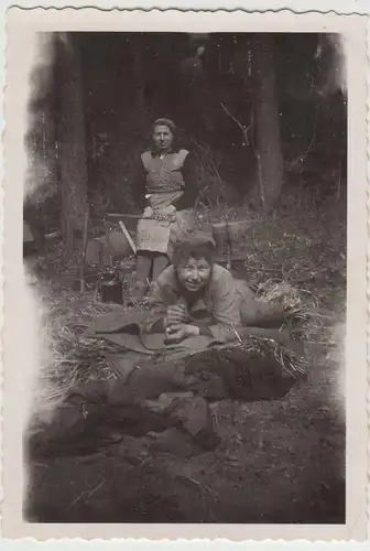 (F15764) Orig. Foto Frau liegt a. Boden, Strohbett, Frau m. Axt 1950er