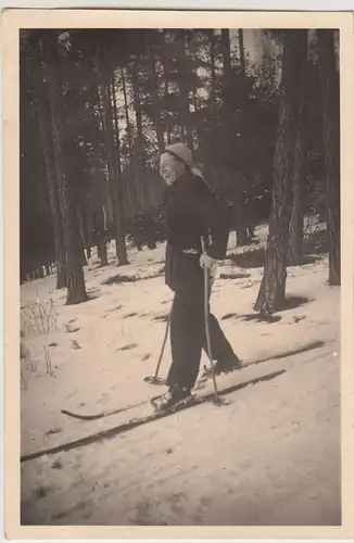 (F15760) Orig. Foto Frau auf Skiern unterwegs im Wald, Ski-Langlauf 1940er