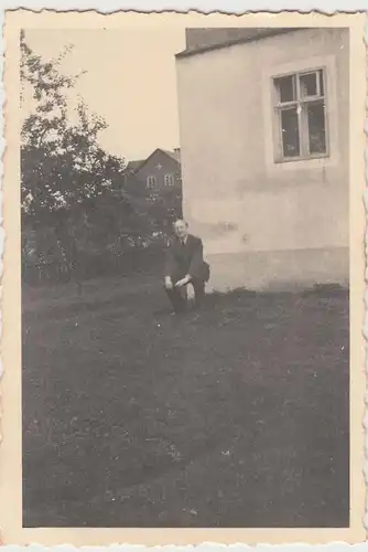 (F15756) Orig. Foto Mann sitzt an der Ecke eines Wohnhauses 1940er