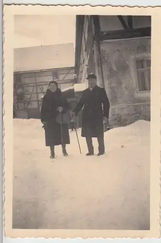 (F15751) Orig. Foto älteres Paar im Winter vor dem Haus im Dorf 1940er