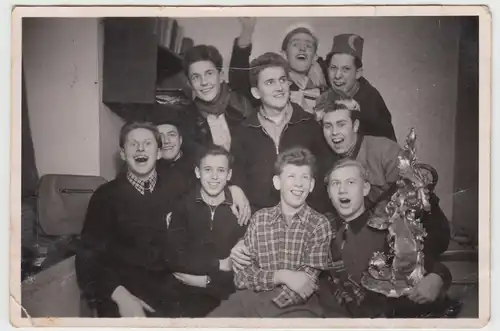 (F15750) Orig. Foto junge Männer, heiteres Gruppenbild 1940er