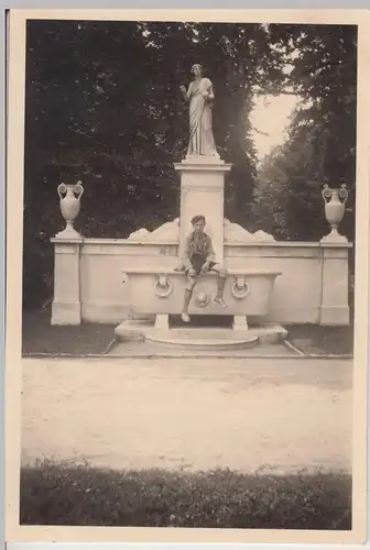 (F15749) Orig. Foto Potsdan, Sanssouci, Junge an Skulptur Urania 1940er