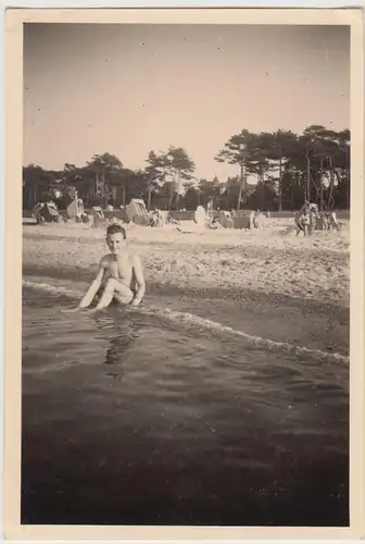 (F15747) Orig. Foto junger Mann sitzt am Ufer eines Strandbades 1940er