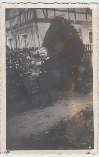 (F15746) Orig. Foto Kind mit Teddybär vor dem Wohnhaus 1940er
