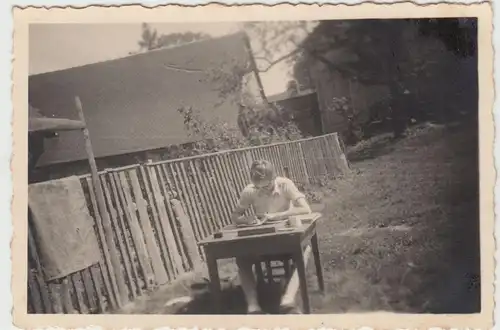 (F15742) Orig. Foto junger Mann am Arbeitstisch im Freien, 1940er