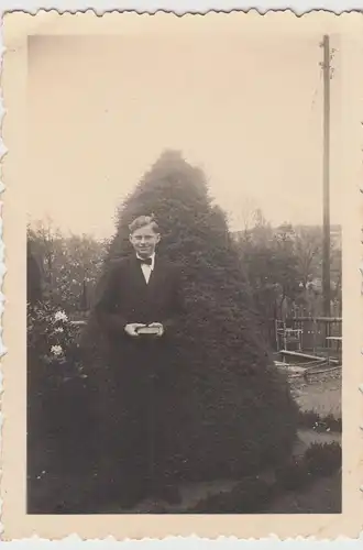 (F15741) Orig. Foto junger Mann im Freien, Konfirmation 1940er