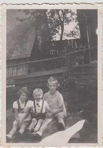 (F15739) Orig. Foto Kinder sitzen auf der Wiese im Garten 1940er