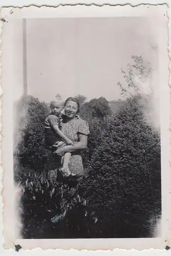 (F15737) Orig. Foto Frau mit kleinem Jungen auf Arm im Freien 1940er