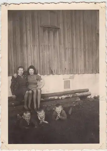 (F15736) Orig. Foto Frauen und kleine Jungs an der Scheune 1940er