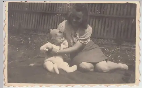 (F15733) Orig. Foto junge Frau Gertrud mit Söhnchen Reiner 1940er