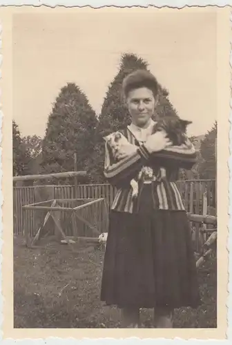 (F15731) Orig. Foto Frau Irene mit zwei Kätzchen auf dem Arm 1940er