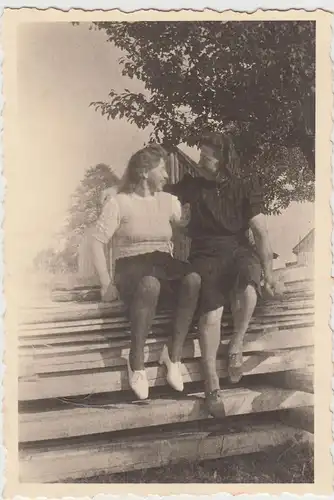 (F15730) Orig. Foto zwei Schwestern sitzen auf einem Holzstapel 1940er