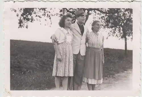 (F15729) Orig. Foto Herr mit zwei Damen auf dem Weg, Spaziergang 1940er