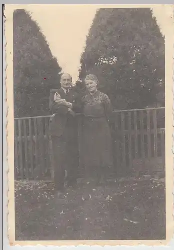 (F15727) Orig. Foto Paar mit Kätzchen an einem Gartenzaun 1940er