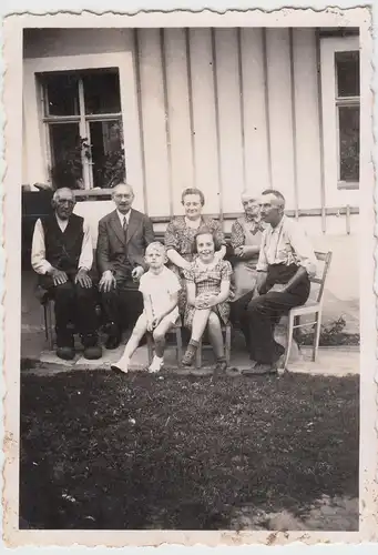 (F15726) Orig. Foto Personen sitzen vor einem Wohnhaus 1940er