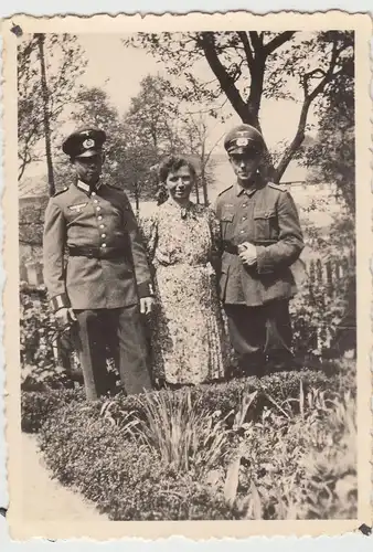 (F15725) Orig. Foto deutsche Soldaten mit Frau im Garten 1940er
